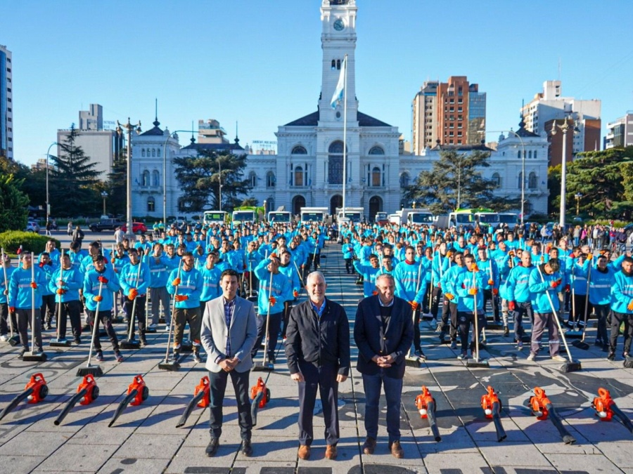 Con 400 barrenderos y tareas en 8 cuadrículas: Alak lanzó el ”Operativo otoño” para reforzar la limpieza y el mantenimiento