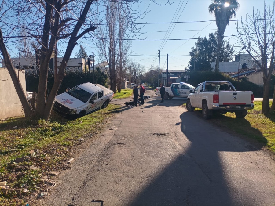 Accidente en 460 y 21: Una camioneta chocó contra una moto y terminó de punta contra un zanjón