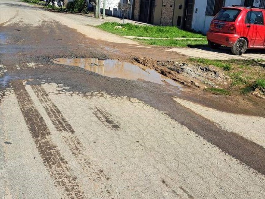 Un pozo con acumulación de barro dificulta el paso en la cuadra de 65 entre 146 y 147