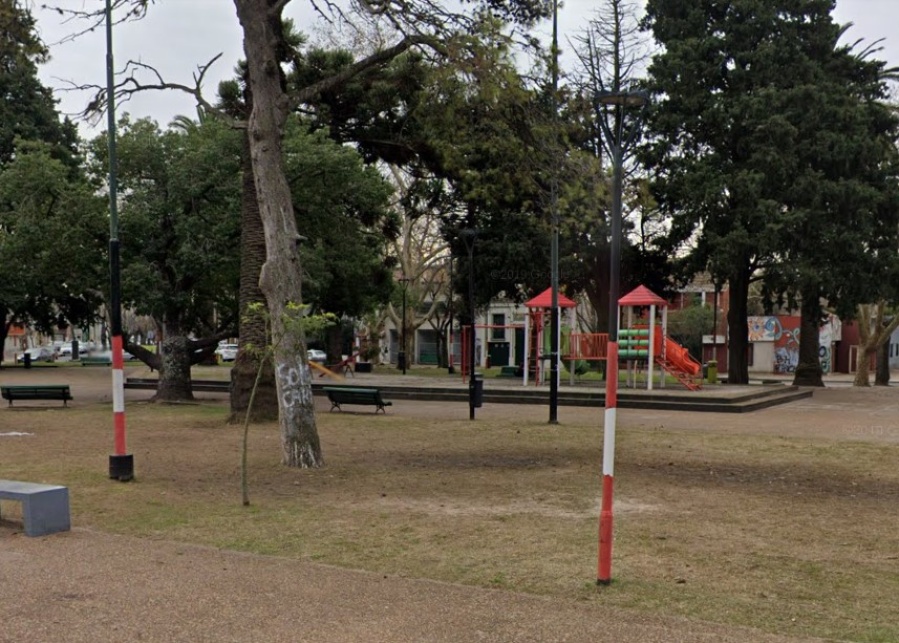 “Cambien los juegos”: un vecino se quejó del estado de la plaza de 1 y 38