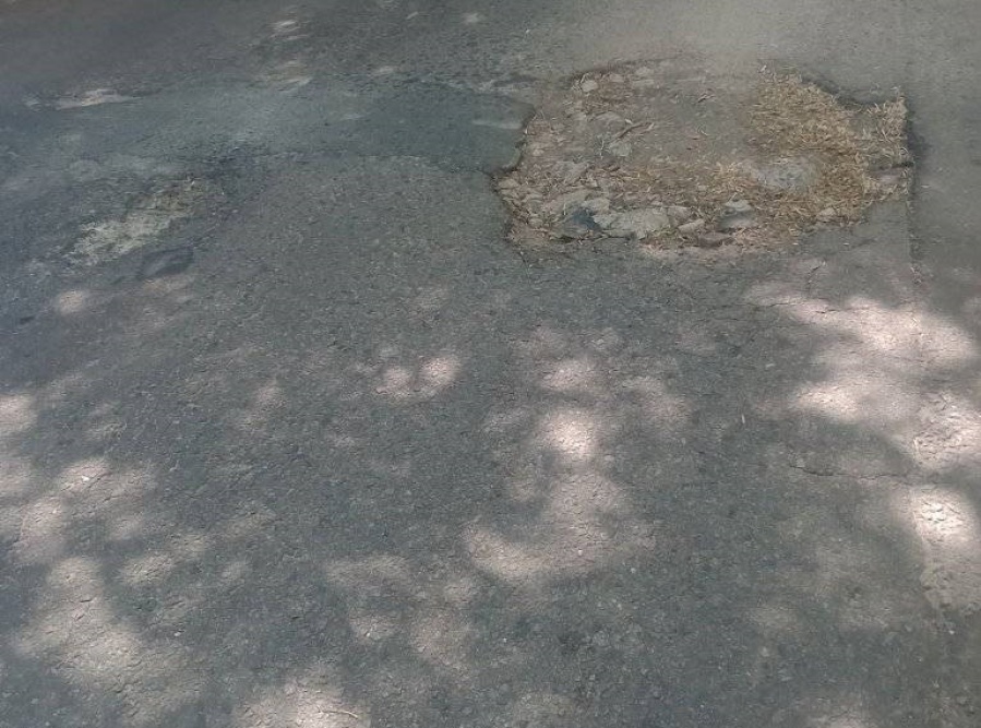 Vecinos reclaman por los baches en una cuadra de Villa Elvira