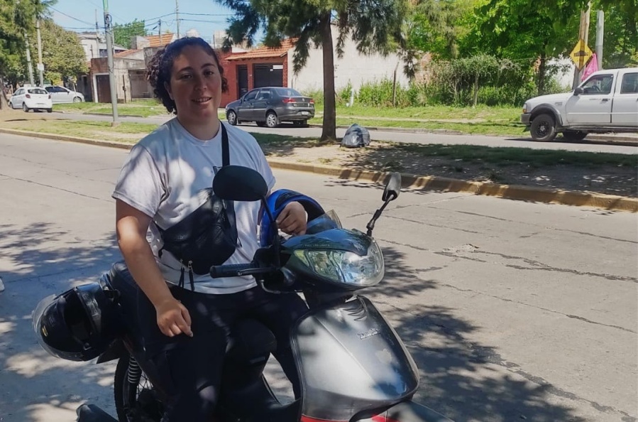 ”Nada es imposible”: fue árbitra en La Plata, rezaba para que le vaya bien y se volvió la reina de los viajes en moto