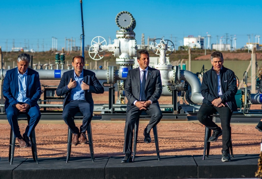 Massa recorrió la cabecera del oleoducto Vaca Muerta Norte y anunció un dólar preferencial para la industria hidrocarburífera