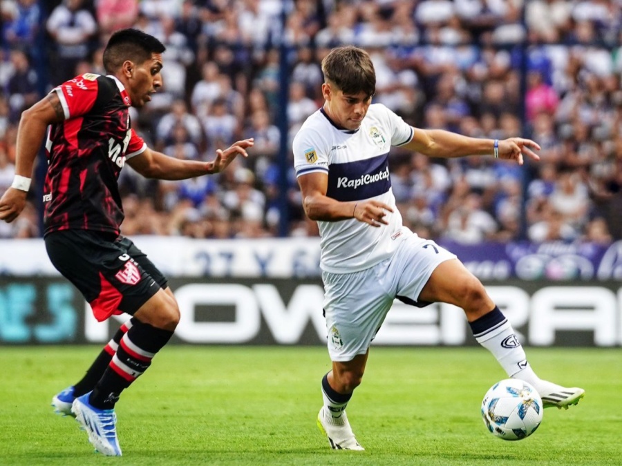 Gimnasia regaló un tiempo, cometió errores infantiles y se fue silbado