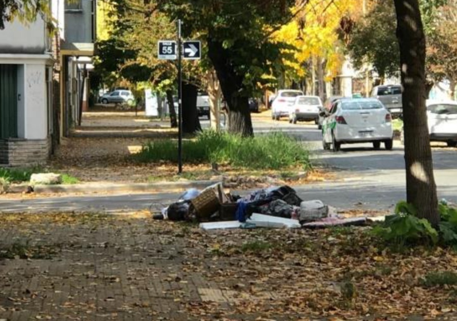 En 55 y 22 reclaman por acumulación de basura