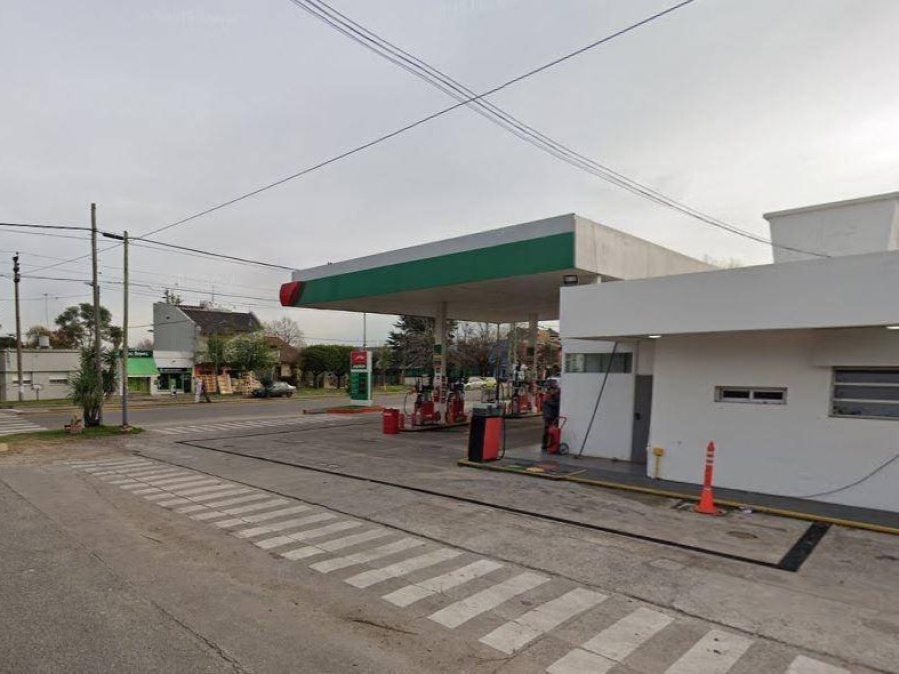 Dos delincuentes armados asaltaron una estación de servicio de La Plata y se llevaron el dinero de la recaudación