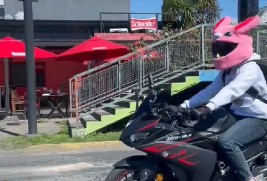 Salió a lucir su tremenda moto en Camino Centenario pero un casco insólito se llevó todas las miradas: ”Aguante Gonnet”