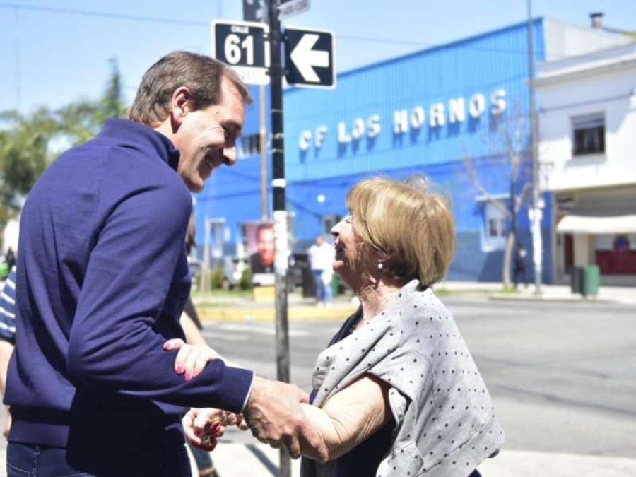 Garro se comprometió a continuar trabajando con los vecinos de Los Hornos y agrandar el centro comercial