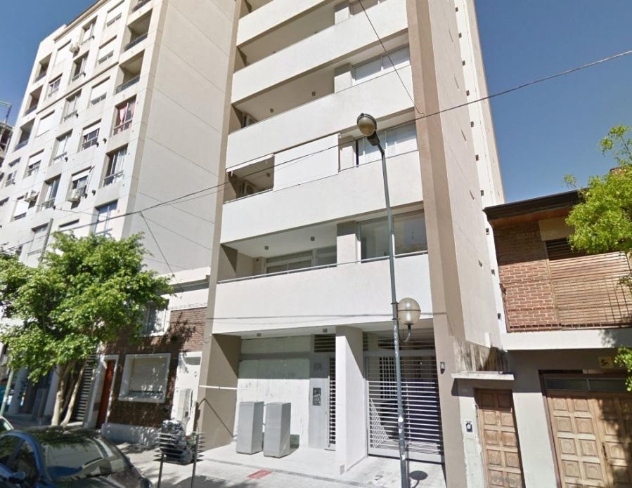 Conmoción en La Plata: Una mujer embarazada cayó de un sexto piso y murió