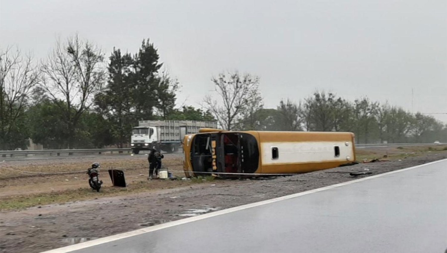Un micro volcó tras atropellar a un hombre en la ruta y murieron tres personas