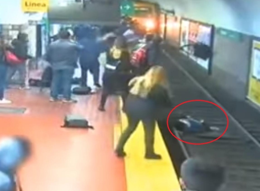 Milagro: Una mujer cayó a las vías y casi es arrollada por el subte de la línea D 