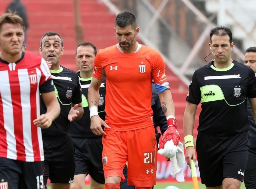 Una reunión cumbre entre Verón, Alayes y Milito definirá el futuro del técnico