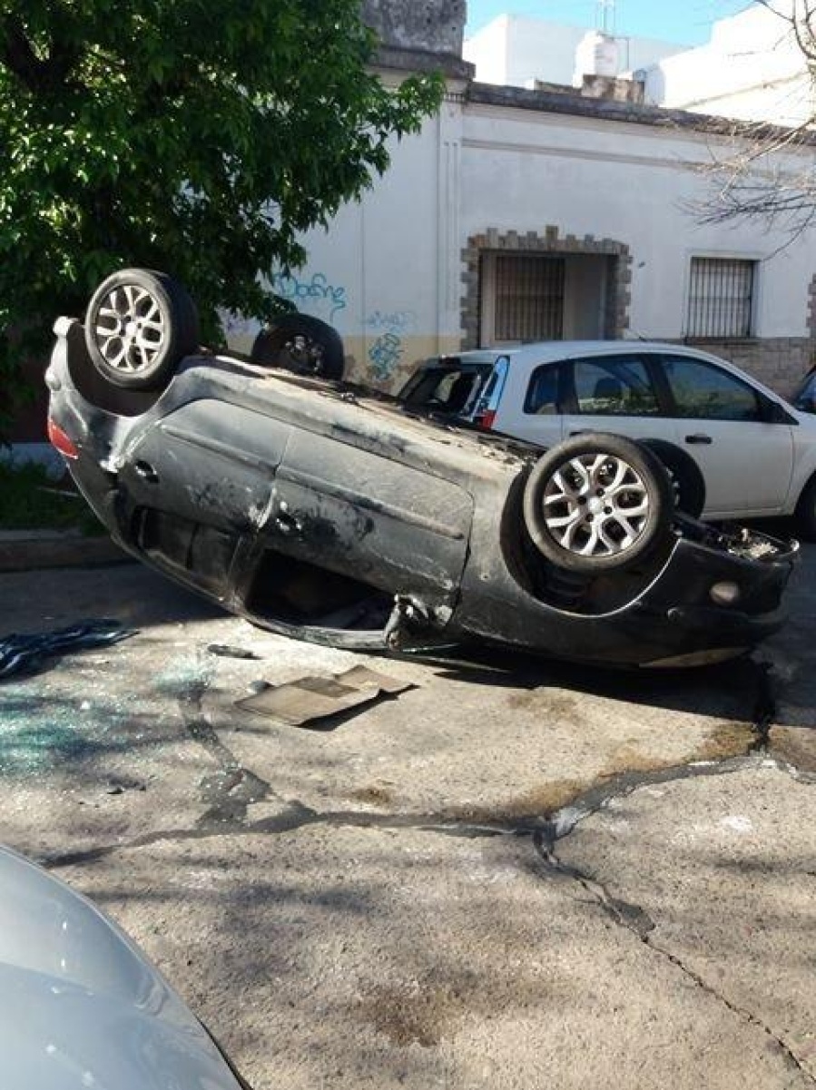Un auto volcó y el conductor se fue caminando