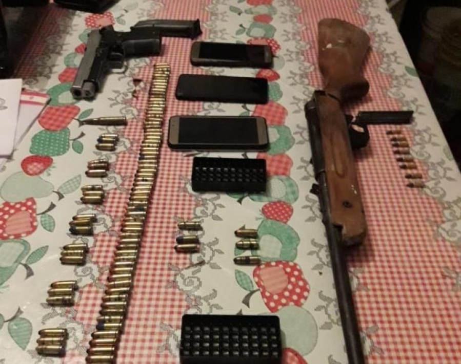 Detuvieron a doce personas en La Plata que tenían un arsenal de armas