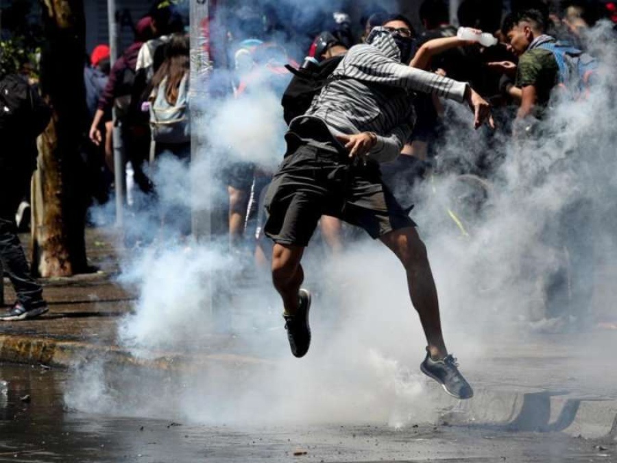Más de 2.600 personas fueron detenidas y la cifra de muertos creció a 15 por los violentos reclamos en Chile