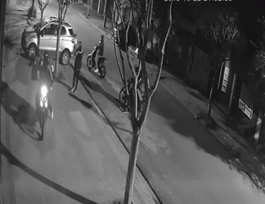 En diez segundos le robaron la moto a un repartidor en 17 y 69