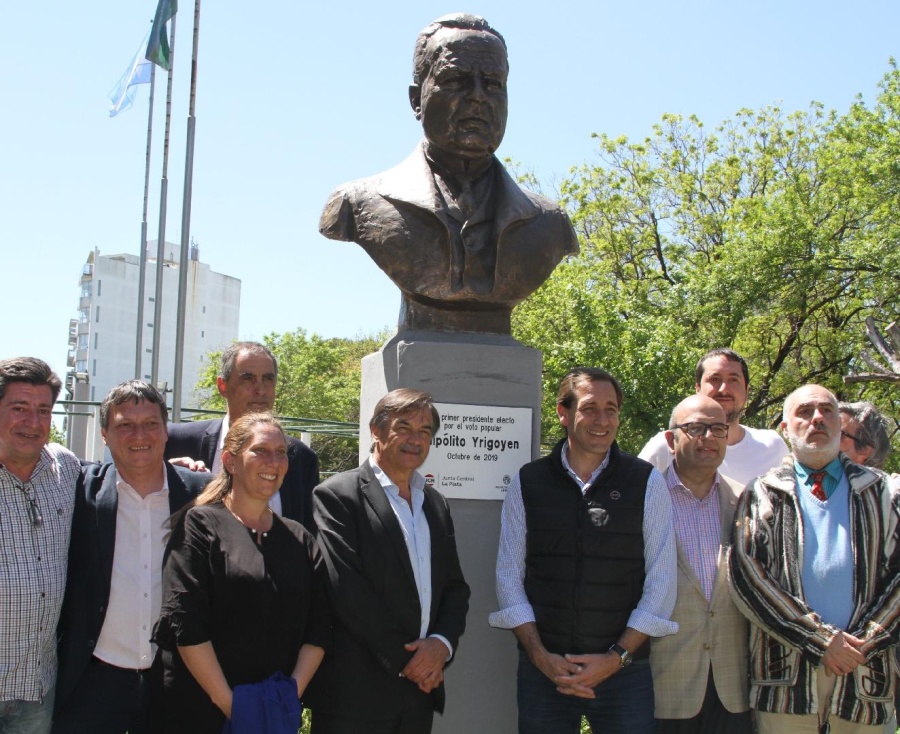 Garro descubrió el nuevo busto de Hipólito Yrigoyen y pidió dejar atrás el ”fanatismo” de la política 