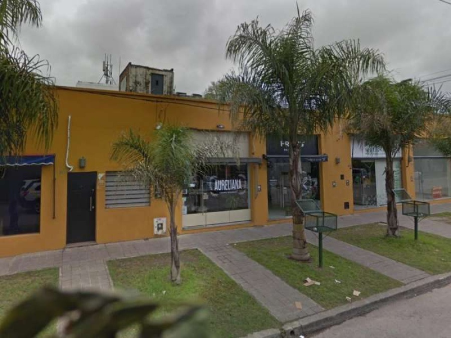 En bicicleta, dos ladrones robaron locales de Gonnet tras romper el blindex