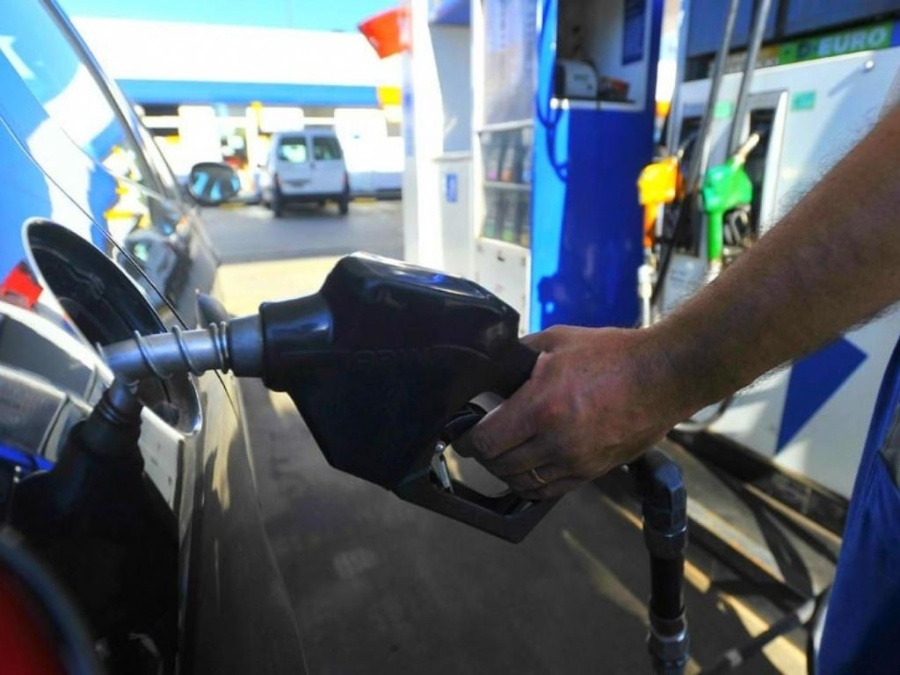 El gobierno subió el impuesto a los combustibles y el 1 de diciembre habría un nuevo ajuste en el surtidor
