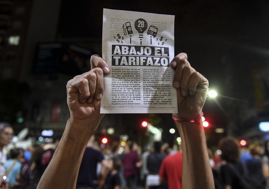 Asociaciones de consumidores piden cancelar el tarifazo de Vidal y renegociar una ”desdolarización”