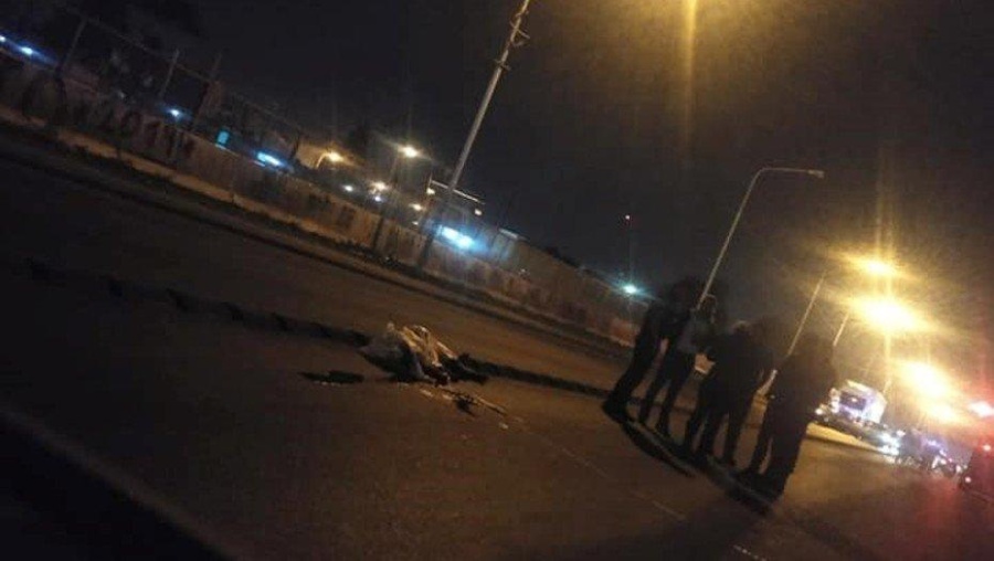 Tiraron a una mujer embarazada de un auto y la arrolló un camión