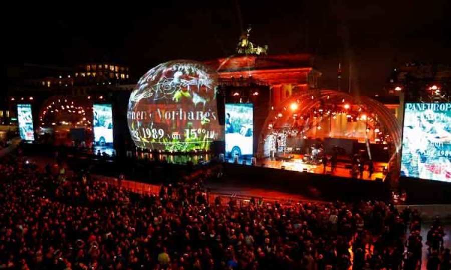 Berlín festeja los 30 años de la caída del muro con un impresionante despliegue artístico