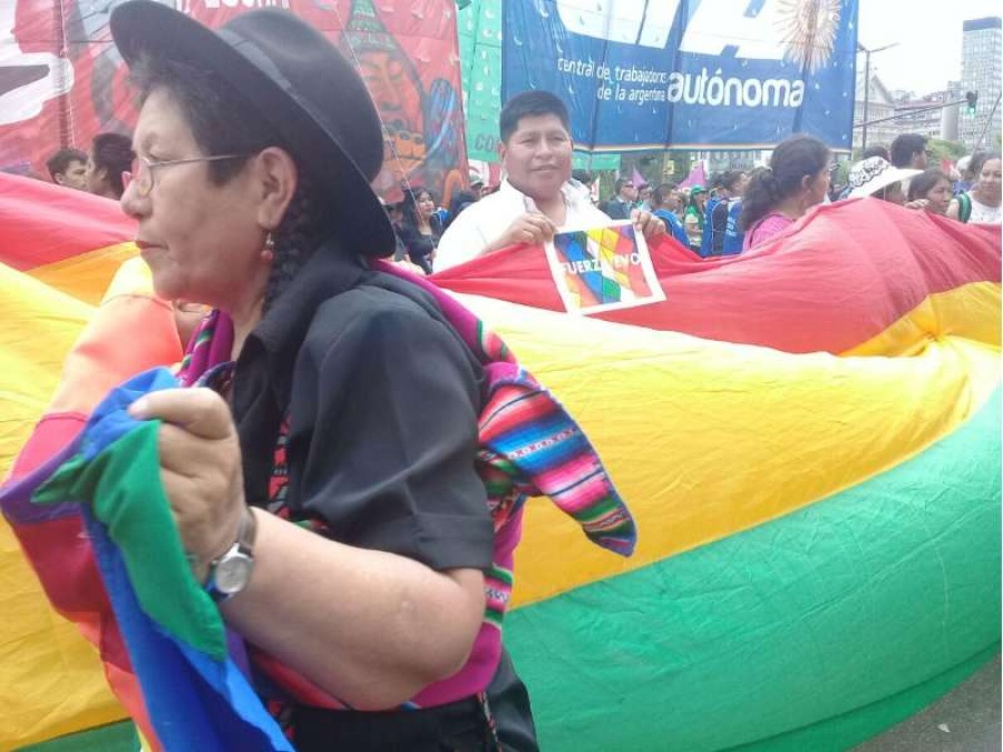 Multitudinaria marcha en el centro porteño y la embajada boliviana en apoyo a Evo Morales
