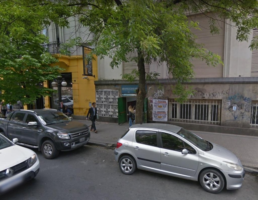 Fue a buscar a su novia a la Facultad de Derecho y le robaron la moto 