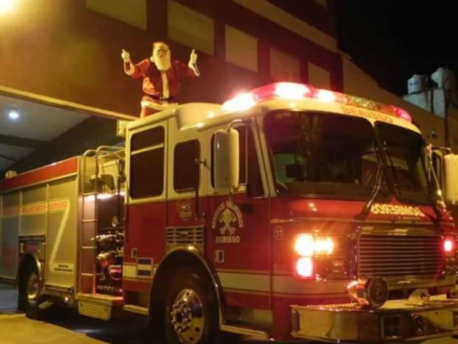 Bomberos voluntarios de Berisso y Papá Noel festejarán la previa de la Navidad y recorrerán la ciudad para regalarle caramelos y alegría a los más chicos