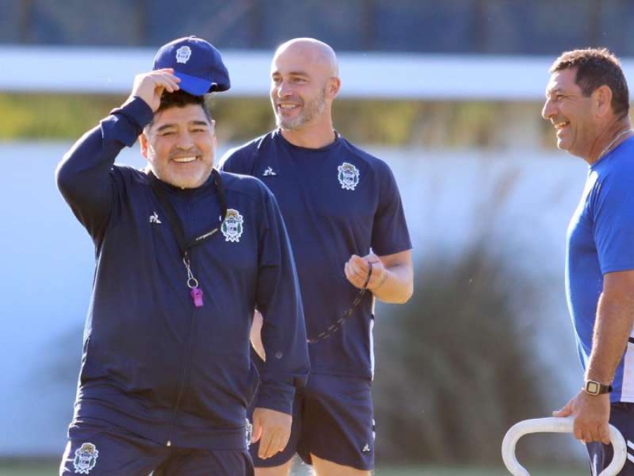Volvió Maradona: Diego dirigió la práctica y saludó a los hinchas