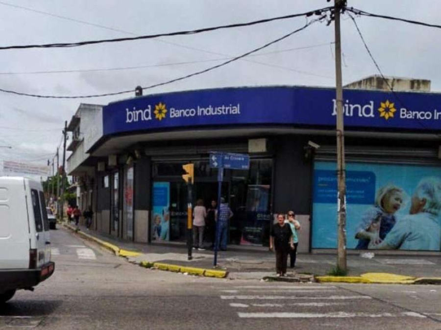 Grupo comando asaltó banco repleto de jubilados