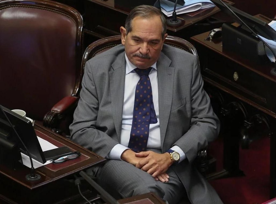 Alperovich llegó a Buenos Aires para ratificar su licencia en el Senado