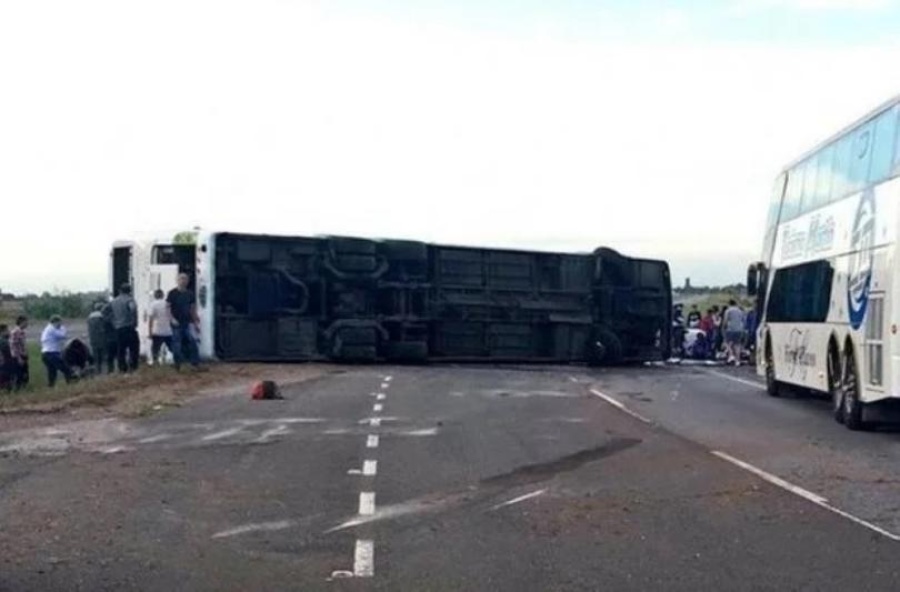 Volcó un micro con chicos en la Ruta 2 y hay víctimas fatales