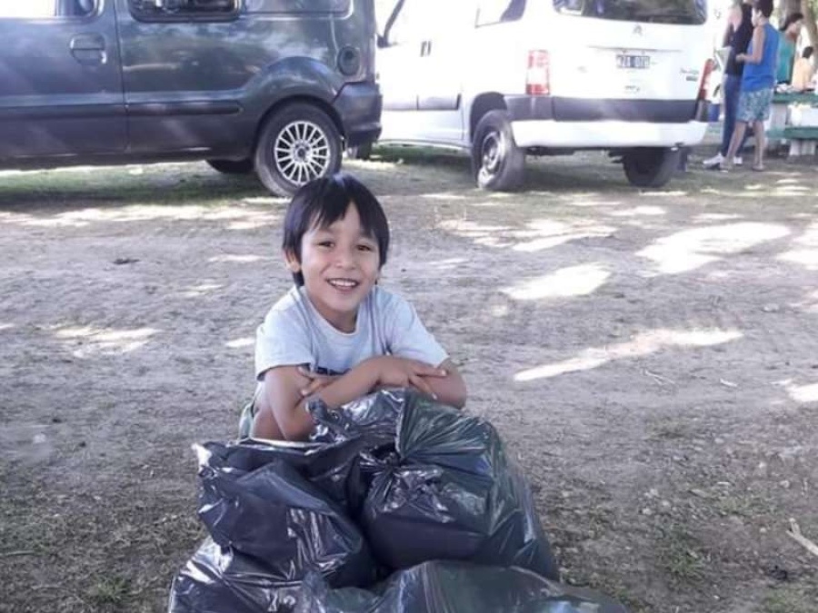 Concientizar sobre el cuidado del medio ambiente a temprana edad: la historia de Bruno Cayetano, el nene de 6 años que limpia las plazas de Berisso