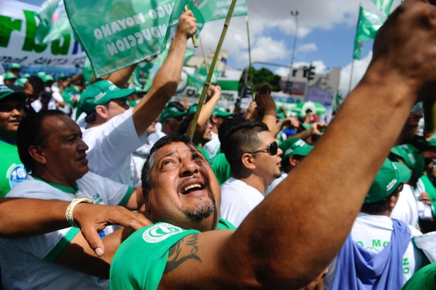 Camioneros marcharán este lunes por el bono de 20 mil pesos