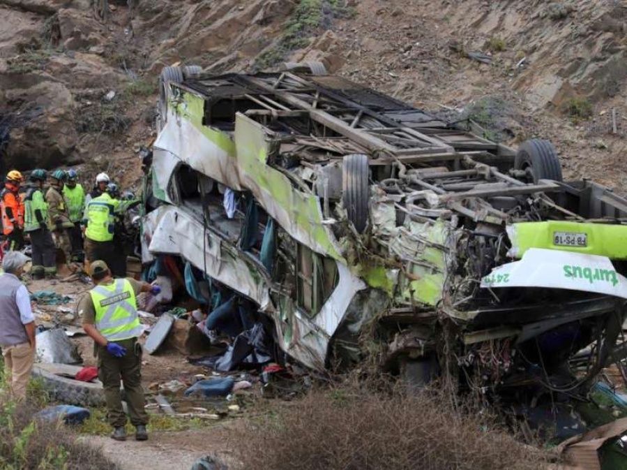 Tragedia en Chile: desbarrancó un micro y murieron 21 personas