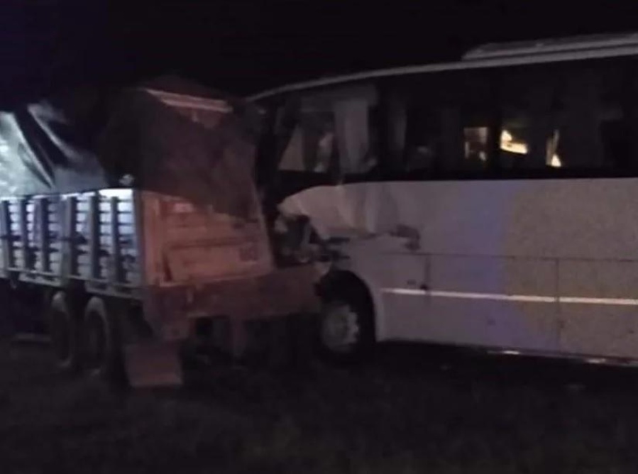 Se quedó dormido, chocó a un micro con jugadores de Sportivo Barracas y murió el chofer