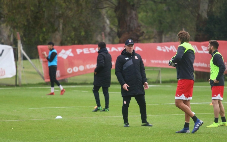 Milito no quedó conforme ante los tucumanos y prepara al menos tres cambios