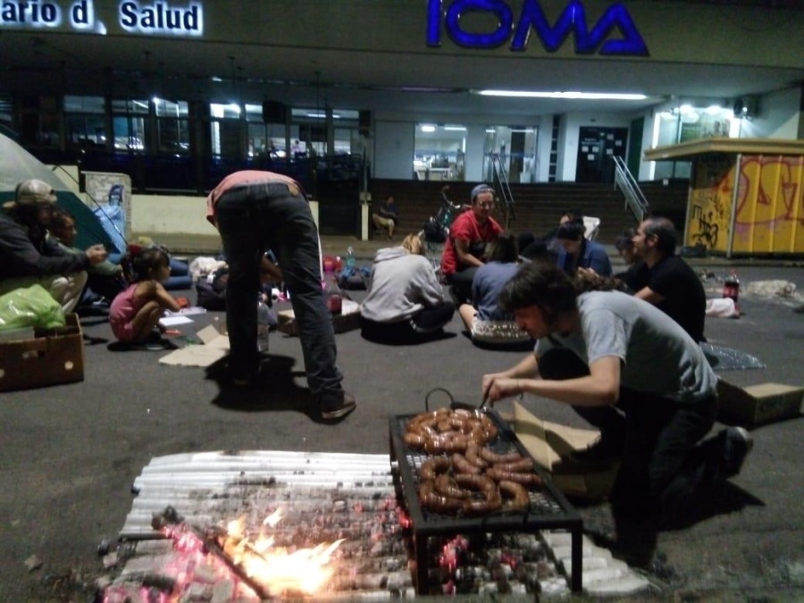 Tensión en IOMA: el presidente Di Liscia fue ”perseguido” por los cuidadores que sufren una deuda millonaria