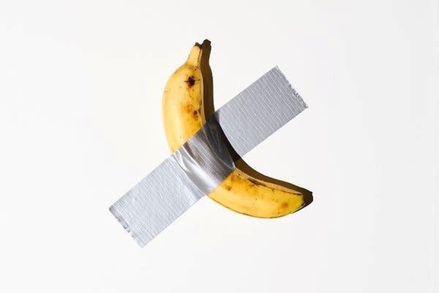 Una banana pegada con cinta a la pared fue vendida a 120 mil dólares en Art Basel Miami