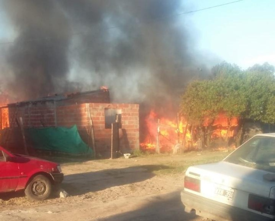 Se desató un incendio en Melchor Romero, murió el perro de la dueña y piden ayuda