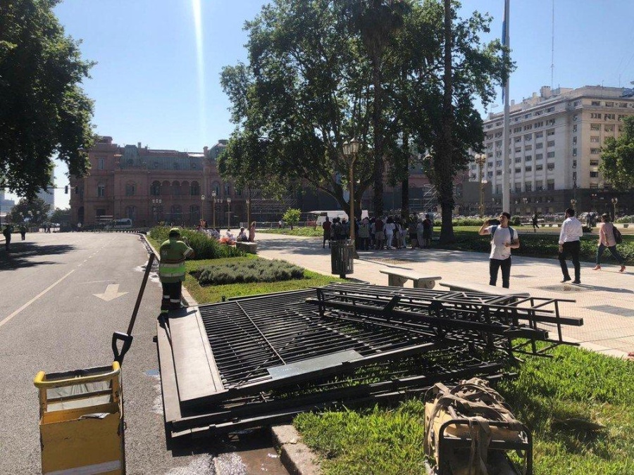 A un día del traspaso de mando, Plaza de Mayo amaneció sin rejas
