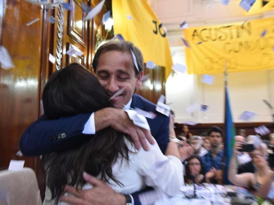 Garro juró por su segundo mandato en la intendencia de La Plata y adelantó que será prioridad juntarse con todas las fuerzas políticas para generar empleo y oportunidades