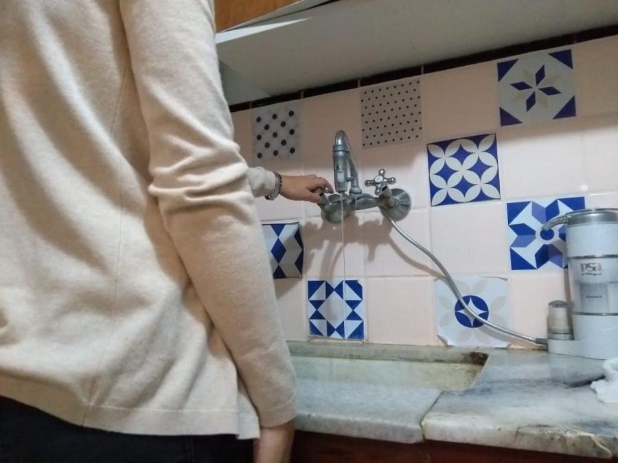 En Villa Castells sale un ”hilito” de agua y ABSA reconoció falla en el Acueducto Norte