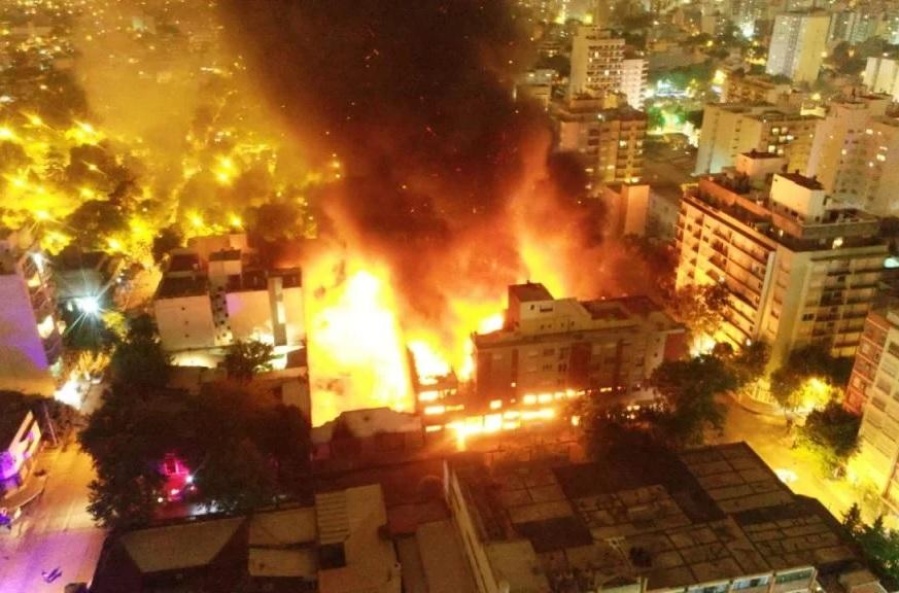 Pánico en Mar del Plata: evacuaron a 100 personas en el ”peor incendio de la historia” de esa ciudad