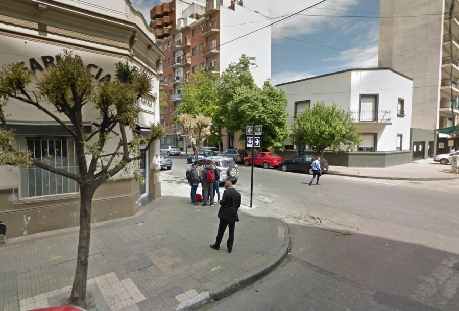 Joven salió de una fiesta platense y se llevaron su mochila con pertenencias