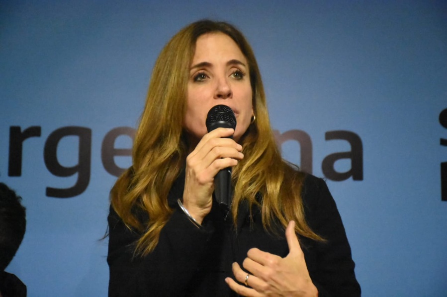 Tolosa Paz cruzó a Garro y acompañó el repudio del CECIM a un ”homenaje” del Municipio en Plaza Islas Malvinas