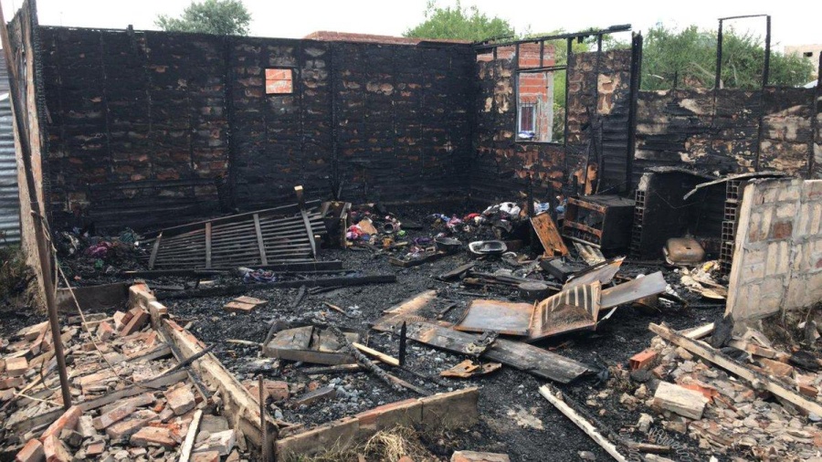 Le incendiaron la casilla de Berisso, pero ”nadie vio nada” y sospechan por el rol de un vecino