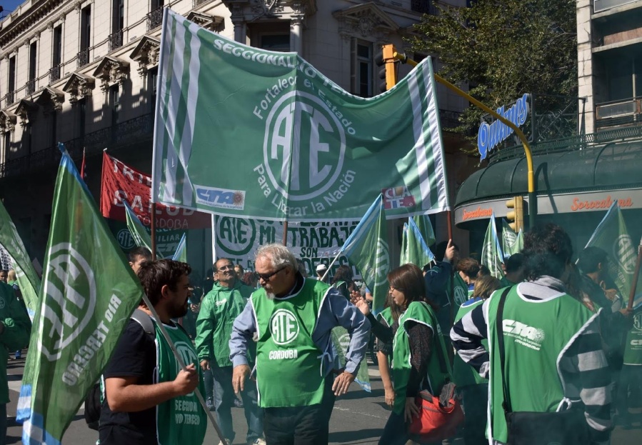 Gremios estatales le pidieron al Gobierno que el bono sea igual que el de los trabajadores privados