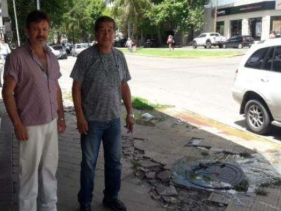 En diagonal 74 y 21 los vecinos ya no saben qué hacer para tapar una pérdida de agua